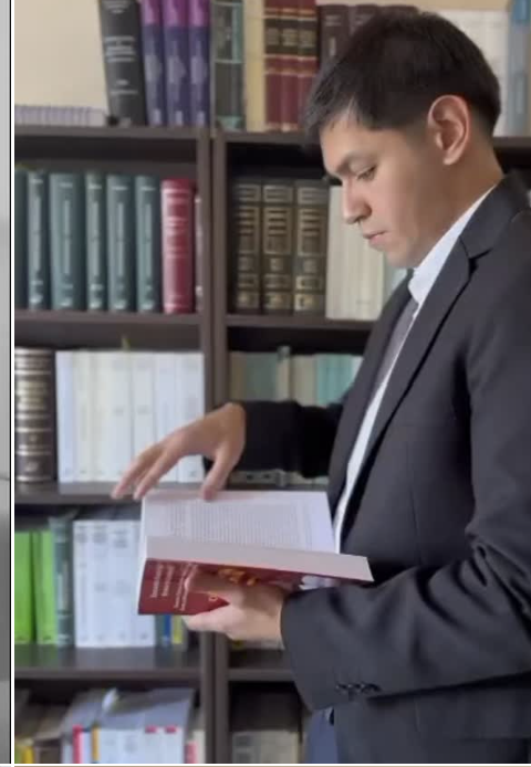 Agustín trabajando con libros jurídicos